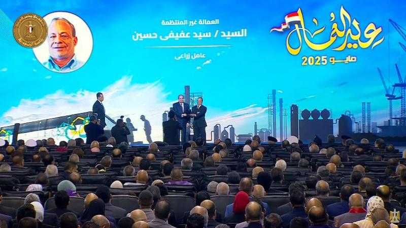 الرئيس السيسى يمنح أوسمة للمكرمين بقطاعات العمل ويفتتح المرحلة الثانية لشركة السويس للصلب