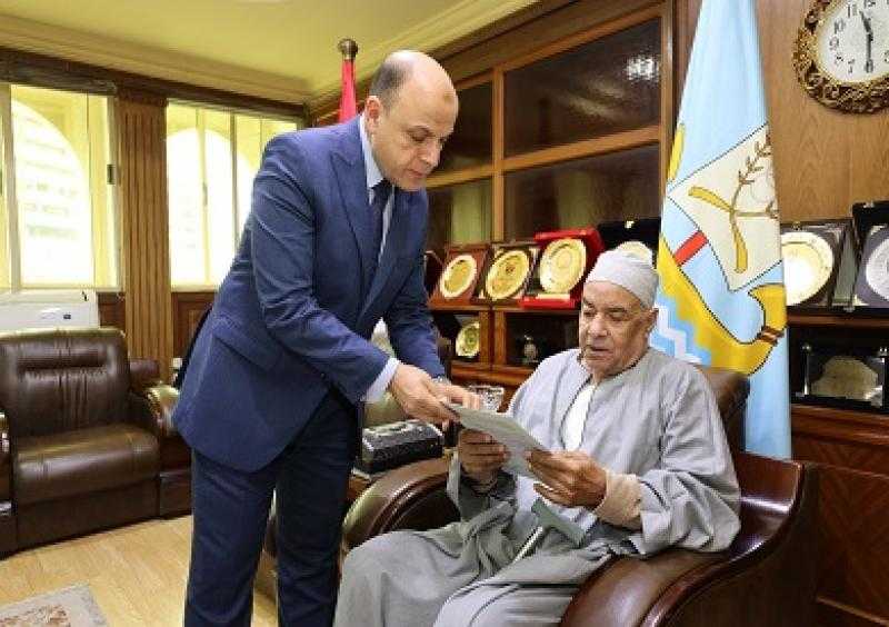 محافظ كفرالشيخ يُسلّم 12 عقد تقنين أراضي أملاك دولة للمستفيدين من المواطنين