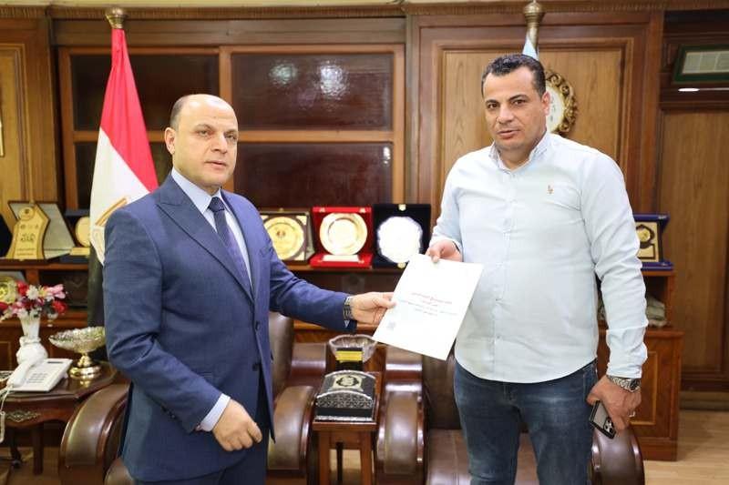 محافظ كفر الشيخ يسلم 12 عقد تقنين أراضي أملاك دولة للمستفيدين