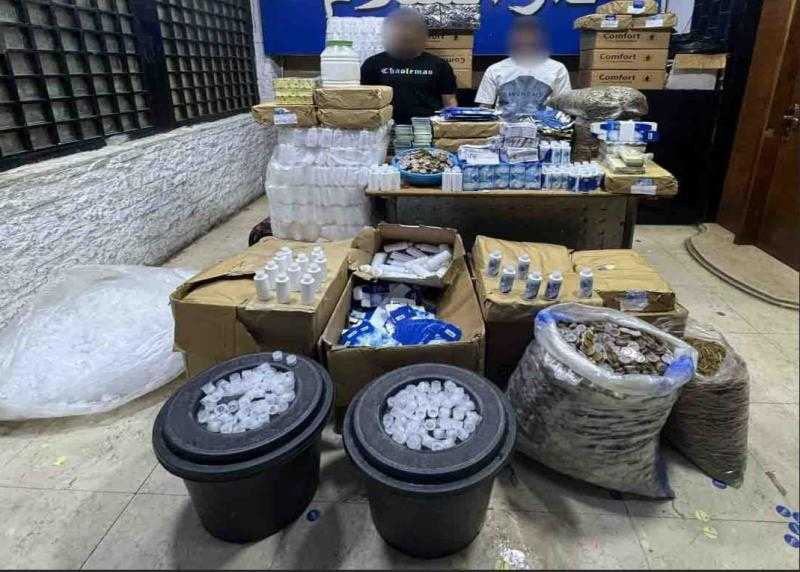 الأمن يضبط شخصين لقيامهما بإدارة مصنع لتصنيع محلول عدسات بدون ترخيص في دار السلام