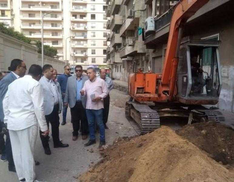 نائب محافظ القاهرة يتفقد الأعمال الجارية بخط المياه الرابط بين شوارع طومان باى وسليم الأول بحى الزيتون