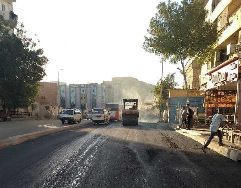 مديرية الطرق بأسوان: تكثيف الجهود للانتهاء من رصف طريق كسر الحجر لتحقيق السيولة المرورية