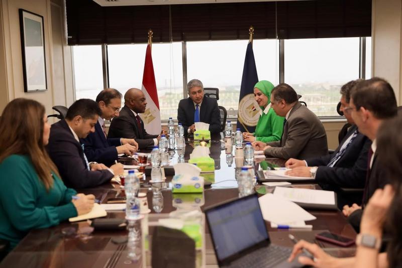 وزير السياحة والآثار يلتقي سكرتير عام منظمة الدول الثماني النامية للتعاون الاقتصادي D8 والوفد المرافق له