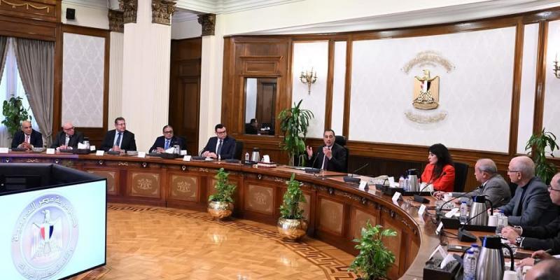 رئيس الوزراء يجتمع مع أعضاء اللجنة الاستشارية للتنمية العمرانية وتصدير العقار