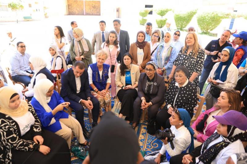 رئيسة ”قومي المرأة” تتفقد أنشطة المبادرة الوطنية لتمكين الفتيات ”دوّي” بمدرسة أسوان الثانوية للبنات