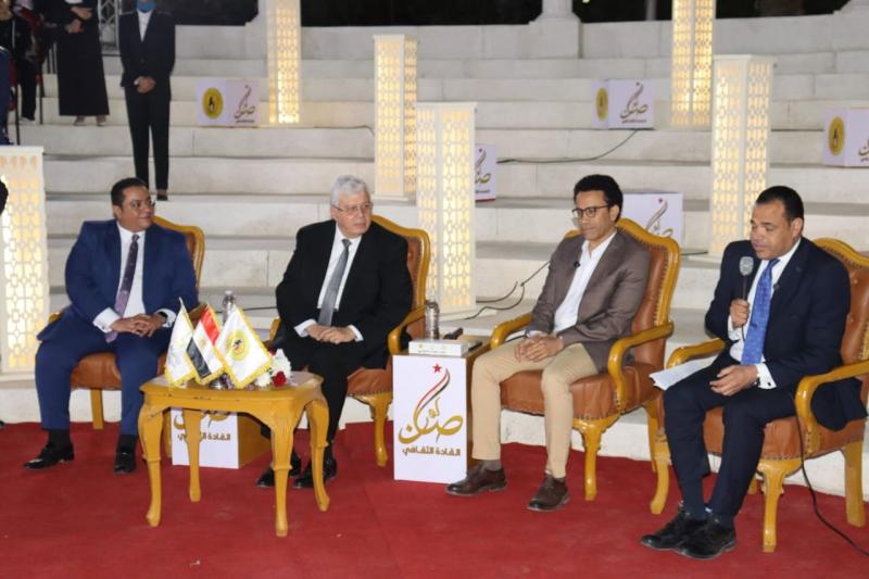 وزير التعليم العالي يكرم الفنان سامح حسين لدوره في نشر الوعي.. صور