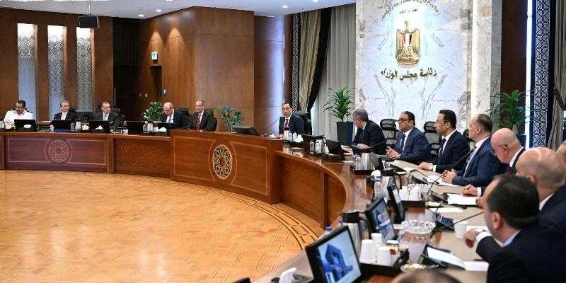 رئيس الوزراء يتابع خطوات تيسير إجراءات دخول السائحين بالمطارات والمنافذ المختلفة