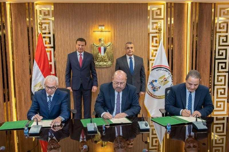 وزيرا ”الإنتاج الحربي” و ”الزراعة” يشهدان توقيع اتفاقية للاستفادة من المنتجات المدنية والمعدات الزراعية