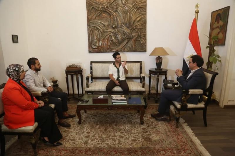 وزير الثقافة يكرم النجم العالمي مينا مسعود ويعلنه ممثلًا للثقافة والفنون المصرية في الخارج