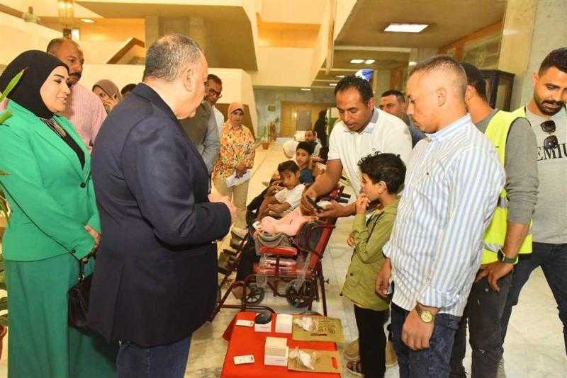 محافظ أسيوط يسلم كراسي متحركة وسماعات طبية للأطفال من ذوي الإعاقة وأجهزة للعرائس