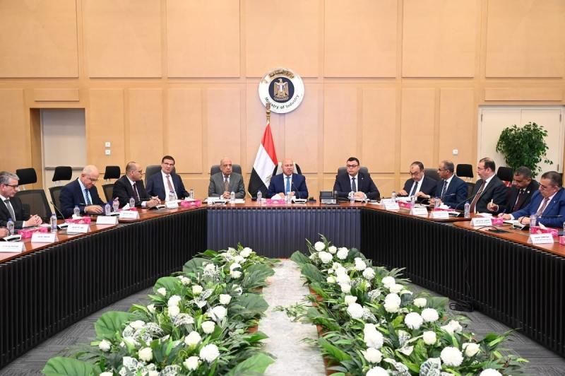 وزير الصناعة والنقل يترأس الاجتماع الثاني والعشرين للمجموعة الوزارية للتنمية الصناعية