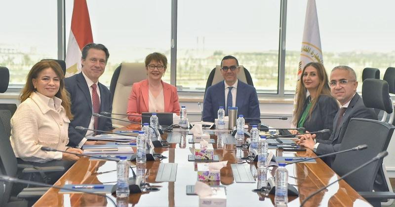 وزير الاستثمار والتجارة الخارجية يعقد لقاءً موسعًا مع رئيسة البنك الأوروبي لإعادة الإعمار والتنمية