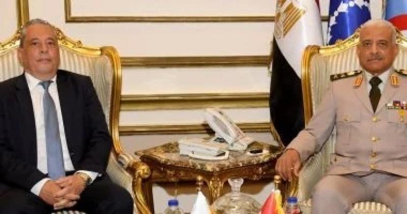 الفريق أول عبد المجيد صقر يلتقى وزير الدفاع القبرصى