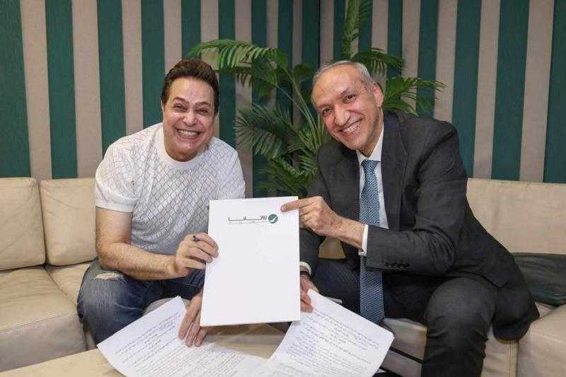 نجم الأغنية الشعبية حكيم معلنًا انضمامه لروتانا: هناك مفاجآت قادمة