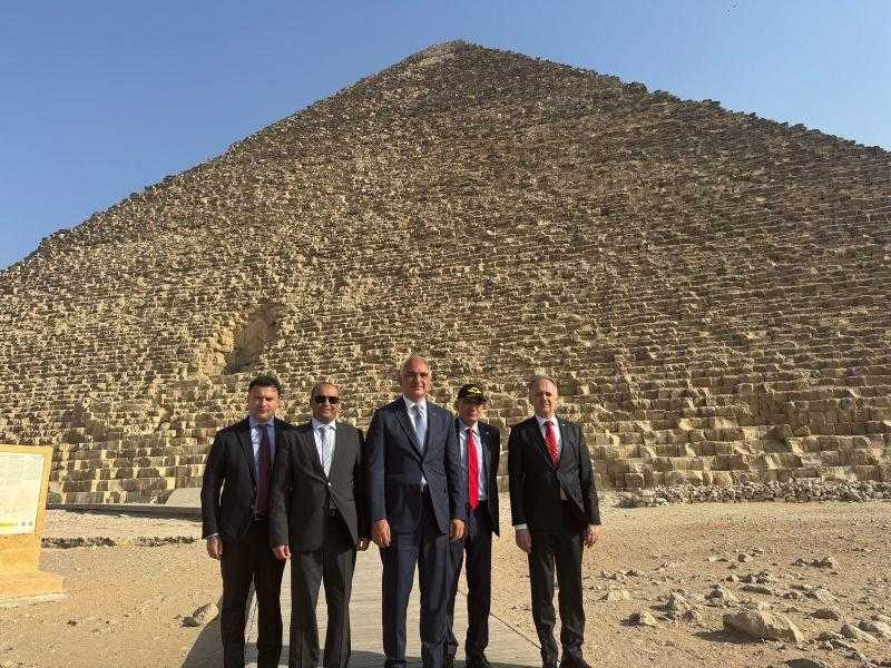 وزير الثقافة والسياحة التركي يزور أهرامات الجيزة.. ويشيد بتاريخ المنطقة وعراقة الحضارة المصرية القديمة