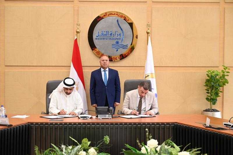 كامل الوزير يشهد توقيع عقد ترخيص ”جرين فالي” لنقل الركاب بالسيارات الكهربائية