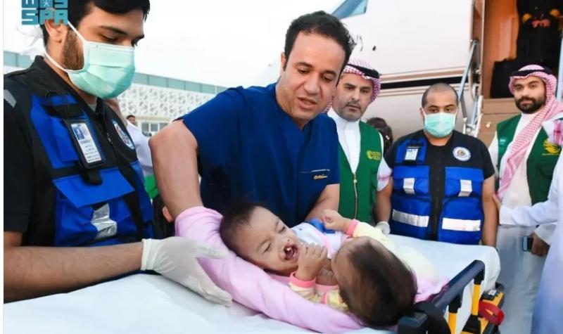 وصول التوأم الملتصق الصومالي “رحمة ورملا” إلى الرياض
