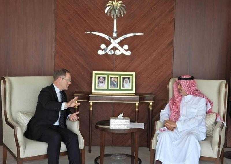 السفير السعودي بالقاهرة يستقبل نظيره البريطاني ويبحثان العلاقات الثنائية