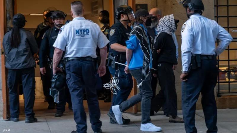 شرطة نيويورك تقتحم مكتبة جامعة كولومبيا لفض اعتصام مؤيد لفلسطين وتعتقل عشرات المحتجين