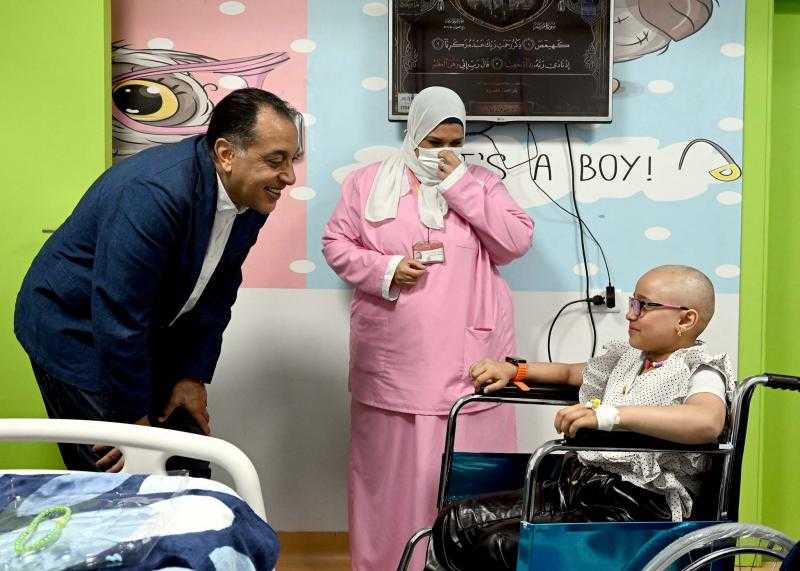 رئيس الوزراء يتفقد مركز أورام طنطا القديم.. ويجري حوارا مع طفلة مريضة بالأورام