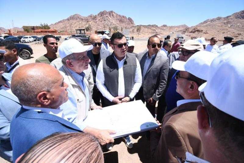 وزير الإسكان يتفقد تطوير طريقي كمين النبي صالح ورفع كفاءة طريق سانت كاترين بموقع ”التجلى الأعظم”