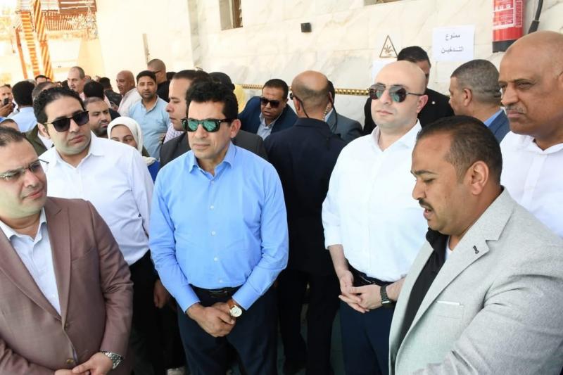 وزير الشباب والرياضة يفتتح حمام سباحة نصف أولمبي وملعب خماسي بمركز شباب مدينة ناصر