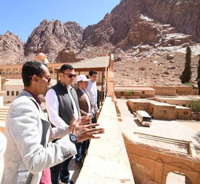 وزير الإسكان يزور ”دير سانت كاترين” بمنطقة وادي الدير