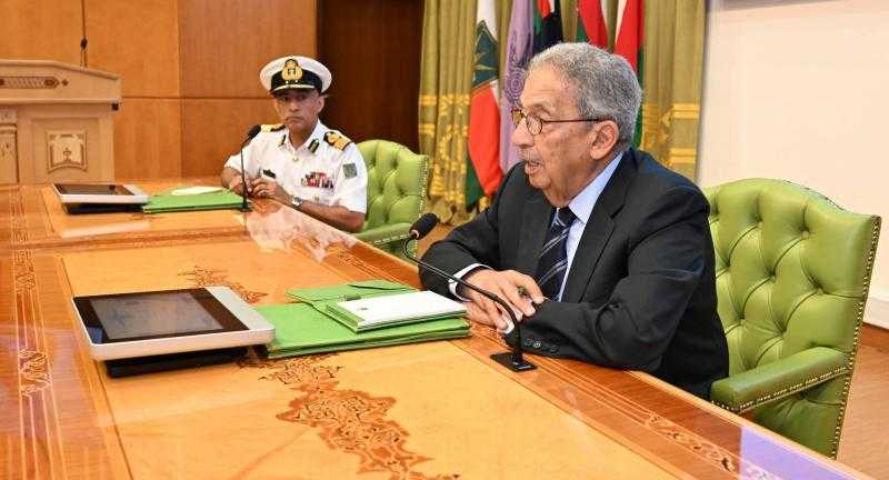 عمرو موسى من مسقط: التحديات الإقليمية تتطلب تحركاً عربياً موحداً وشراكات إستراتيجية واعية