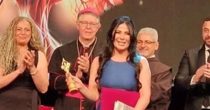 منى زكى تحصد جائزة أفضل ممثلة عن فيلم رحلة 404 من مهرجان المركز الكاثوليكي