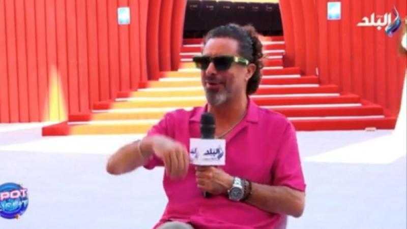 هادي الباجوري يجدد الجدل: ”البوسة في الفيلم حب.. ومش ضد إن مراتي تعملها”