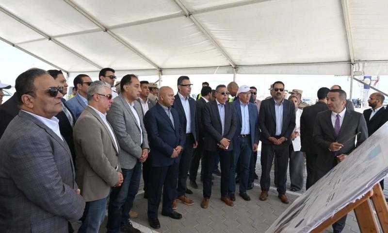 رئيس الوزراء يتفقد محطة دحرجة السيارات (RORO) التابعة لشركة (SCAT)