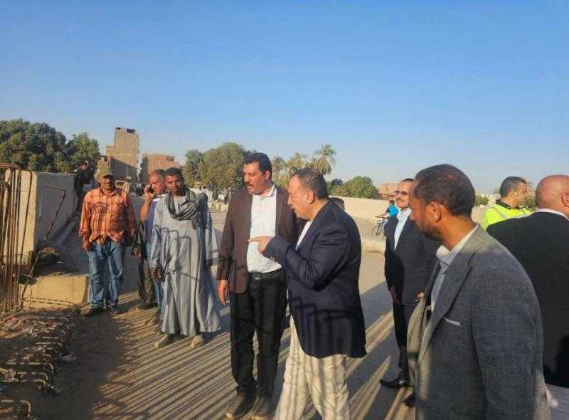 محافظ أسيوط يتابع تطوير مدخل قرية بني قرة ونقل موقف السرفيس لتحقيق السيولة المرورية