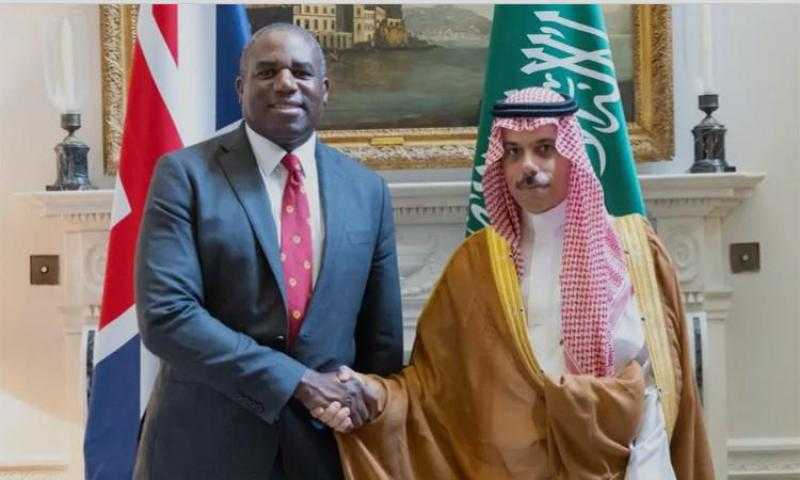 وزيرا خارجية السعودية وبريطانيا يبحثان مستجدات الأوضاع