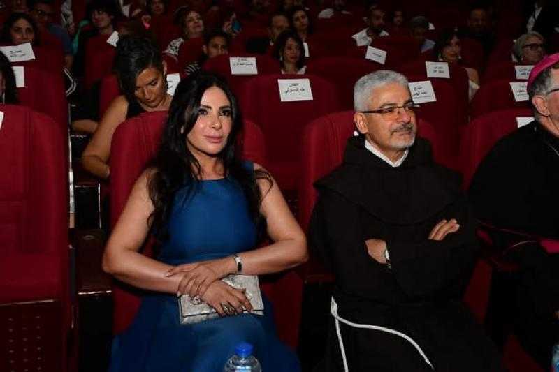 منى زكي بعد حصدها جائزة أحسن ممثلة بمهرجان المركز الكاثوليكي: وسام أعتز به في مسيرتي