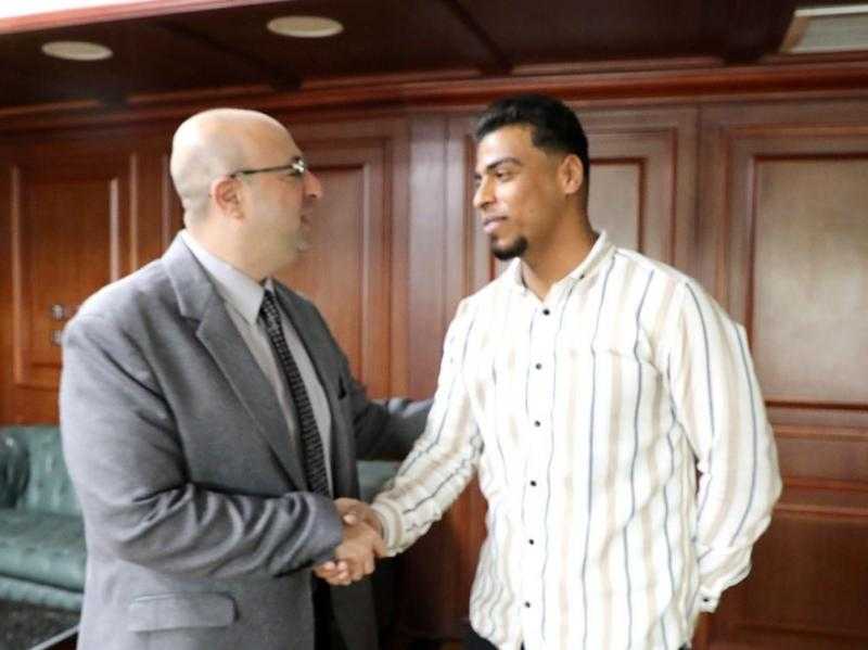 محافظ بني سويف يكرم شابا لإنقاذه مواطن من الغرق في مياه نهر النيل