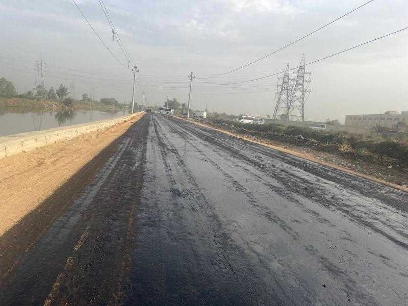 محافظ الغربية يتابع أعمال رش طبقة MC بكورنيش المحلة