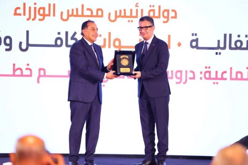 رئيس الوزراء يكرم وزير التموين باحتفالية مرور 10 سنوات على تكافل وكرامة