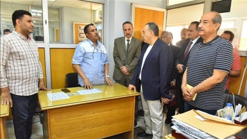 محافظ أسيوط خلال تفقده مركز خدمات المستثمرين: ملف الاستثمار يحظى بأولوية قصوى لدى القيادة السياسية