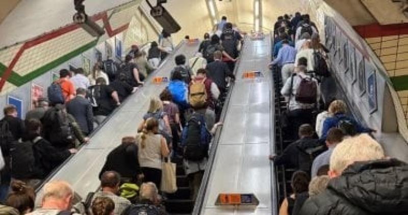 فوضى في بريطانيا بسبب انقطاع الكهرباء وتوقف المترو والقطارات