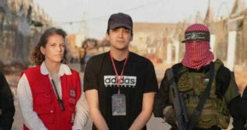 أول صور للجندي الإسرائيلي الأمريكي عيدان ألكسندر أثناء تسليمه للصليب الأحمر