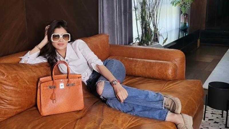 مي عمر تتألق بإطلالة كاجوال أنيقة عبر انستجرام