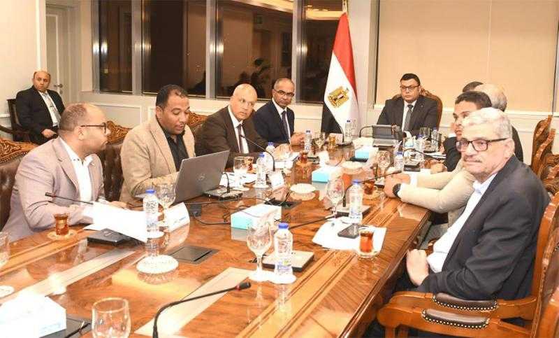 وزير الإسكان يتابع منظومة مياه الشرب بمدن شرق وغرب القاهرة استعدادا لفصل الصيف| صور