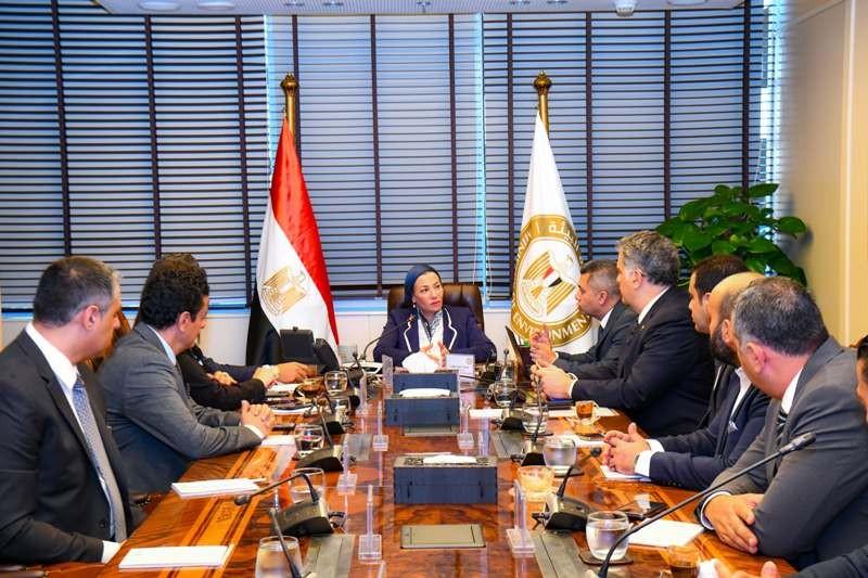 وزيرة البيئة تلتقي مجلس إدارة الجمعية المصرية لشباب الأعمال لبحث فرص الاستثمار | صور