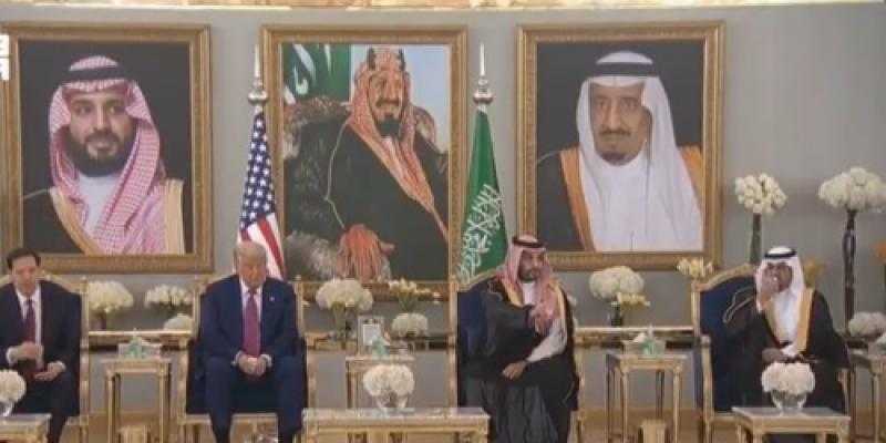 ترامب يتناول القهوة السعودية ويتبادل الأحاديث الودية مع بن سلمان