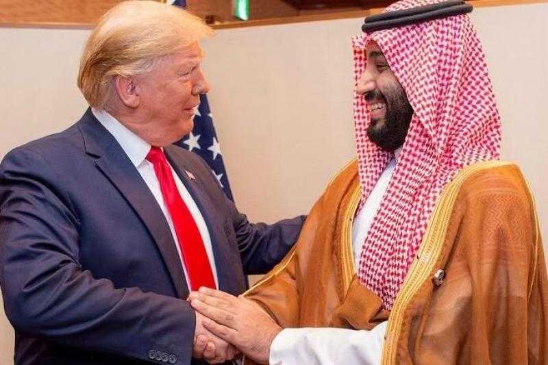 ولي العهد السعودي في مقدمة مستقبلي ترامب لدى وصوله إلى الرياض