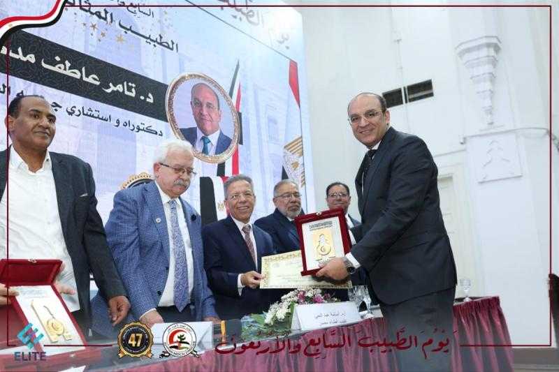 محافظ الدقهلية يهنئ وكيل الصحة لتكريمه من نقابة الأطباء كطبيب مثالي