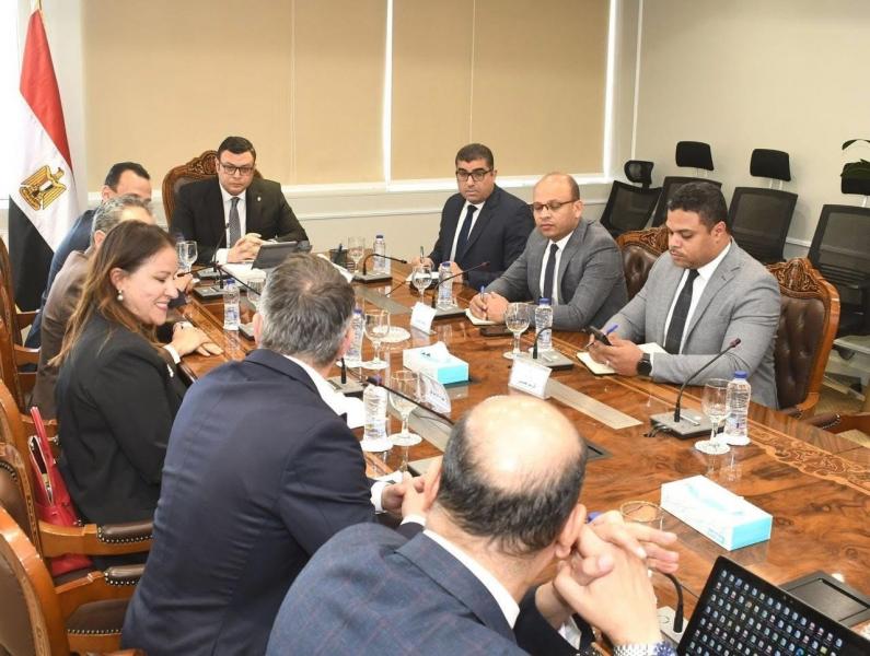 وزير الإسكان يلتقي ممثل شركة The Bench العالمية لبحث التعاون بشأن جذب المستثمرين في مجال الفندقة