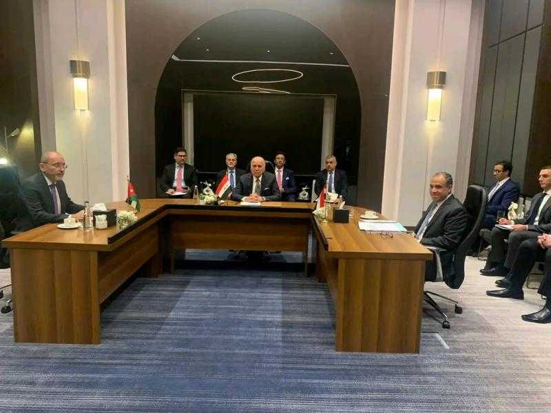 وزير الخارجية والهجرة يشارك في اجتماع آلية التعاون الثلاثي مع وزيري خارجية الأردن والعراق
