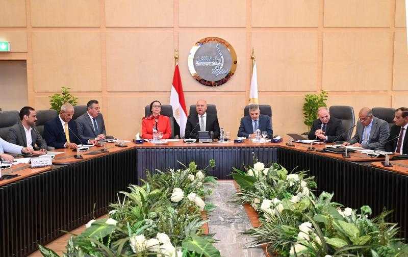 وزيرا الصناعة والبيئة «وربيع» يبحثون آليات جمع مخلفات السفن بقناة السويس وفق معايير الاستدامة البيئية