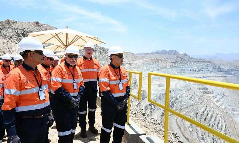 رئيس الوزراء يتفقد أعمال المنجم المفتوح من أعلى قمة الجبل بـ”السكرى”